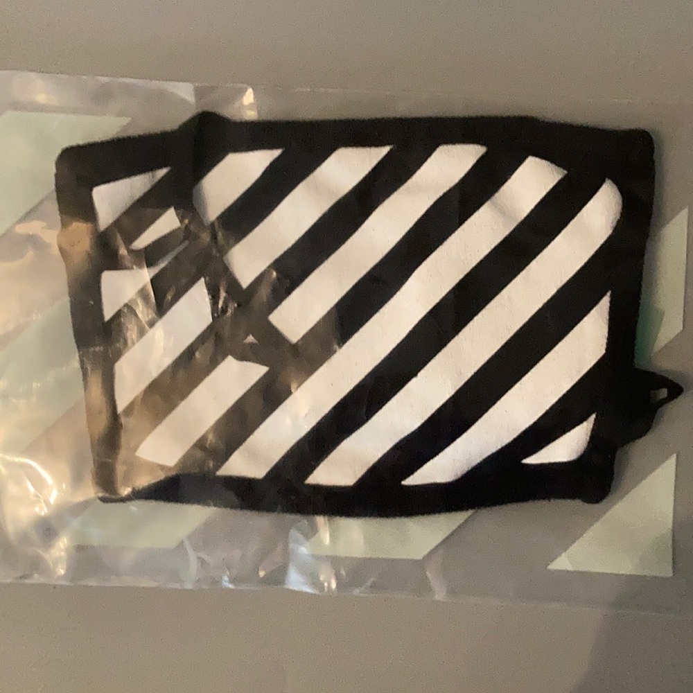 đ
șoff-white New Iconic Arrow Face Mask - Picture 4 of 4